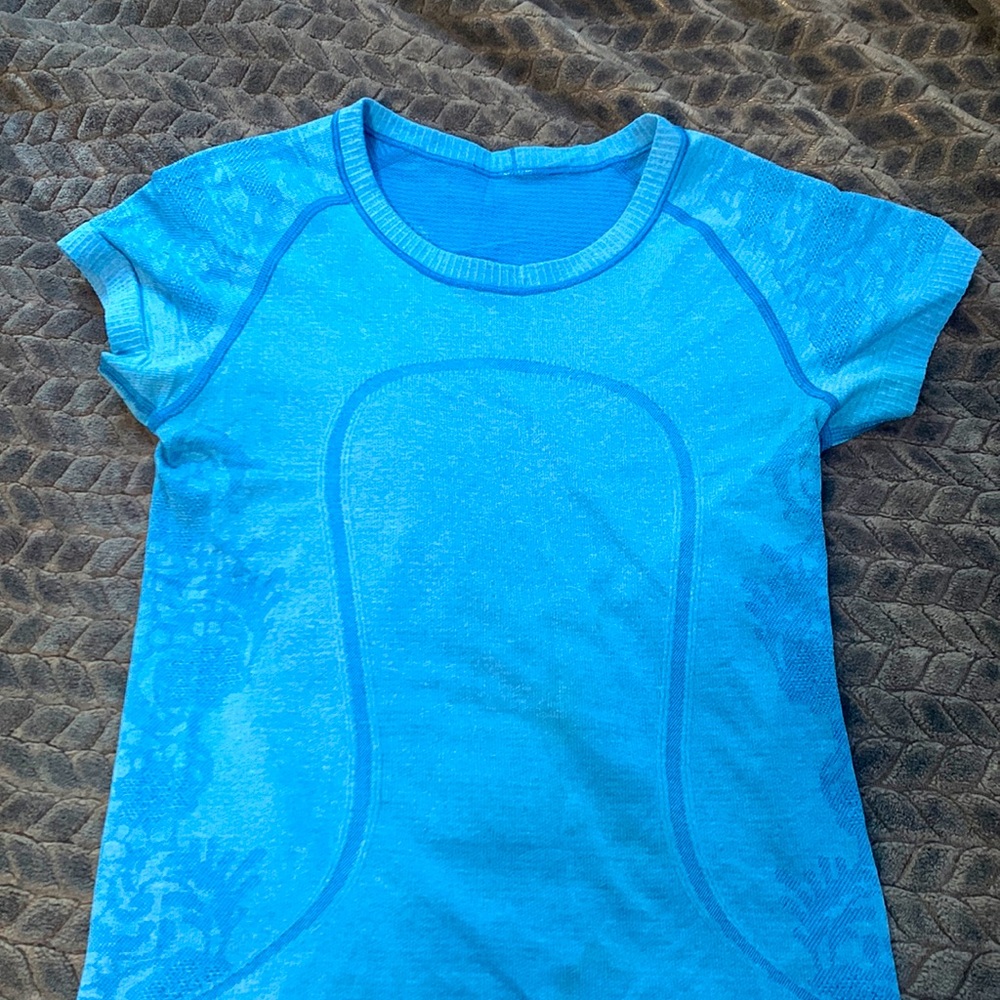 Lululemon Run Light Beaming Blue Floral Lace Swiftly Tech Short Sleeve- Size 2